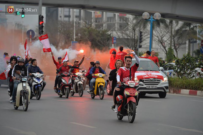 Fan Hải Phòng đốt pháo sáng, nhuộm đỏ đường phố Hà Nội trên đường tiến về sân Hàng Đẫy Fan Hải Phòng đốt pháo sáng, nhuộm đỏ đường phố Hà Nội trên đường tiến về sân Hàng Đẫy